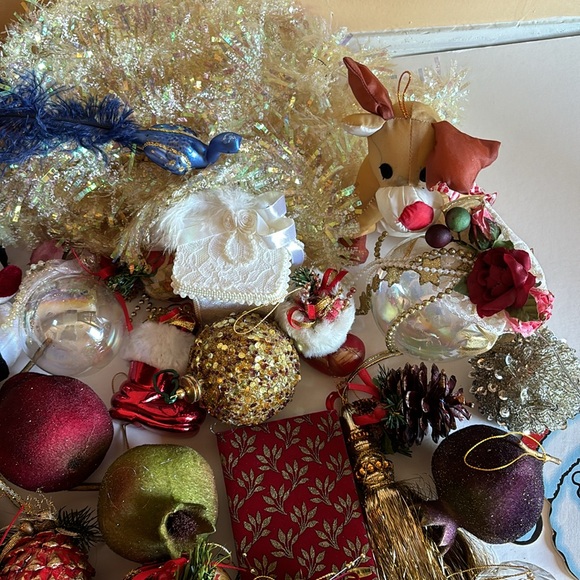 84 Christmas tree ornaments, 2 garlands - Picture 4 of 12